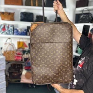 LV Monogram Rolling Luggage handle damage
Cracked side handle 

Bumpers removed
